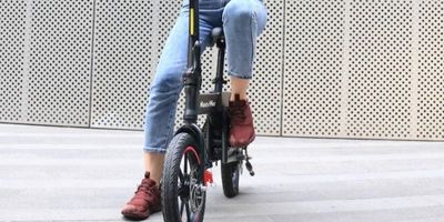 voordelen-elektrische-step-met-zadel-en-grote-wielen