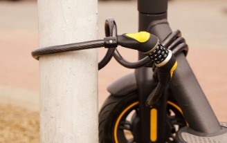 slot elektrische step geel